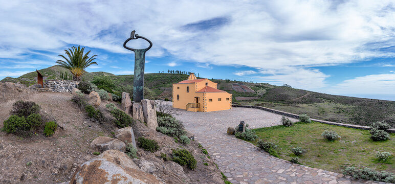 La Gomera - Denkmal Silbo Gomero und Kapelle Ermita de San Francisco de Asis am Aussichtspunkt Mirador de Igualero
