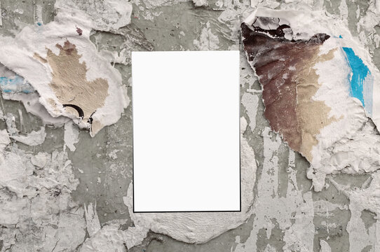 Ramka tło miejskiego słupa reklamowego z teksturą podartych plakatów i naklejkami. Z miejscem na tekst. © Janusz