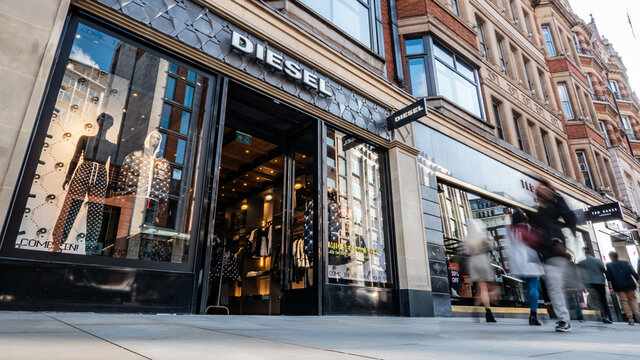 Diesel Store, Knightsbridge, London. Shoppers Walking By The Entrance To The Designer Fashion Store In West London's Affluent Shopping District.