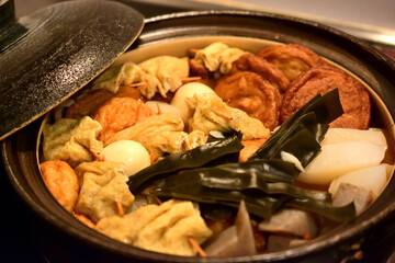 土鍋で煮る日本の料理のおでん