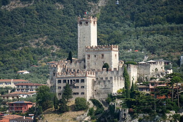 Fototapeta na wymiar Blick zur Burg im Urlaubsort Malcesine am Gardasee