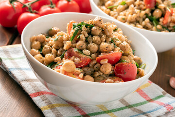 Deliziosa insalata vegetariana con farro perlato e ceci