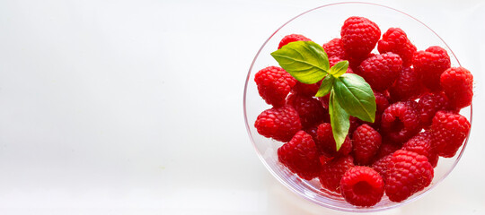 Cuenco con frambuesas y espacio en blanco, comida sana