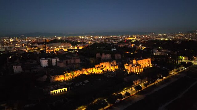 Roma di notte. Colosseo, Circo Massimo e colle del Palatino.
Spettacolare vista aerea di Roma di notte illuminata dalle luci.