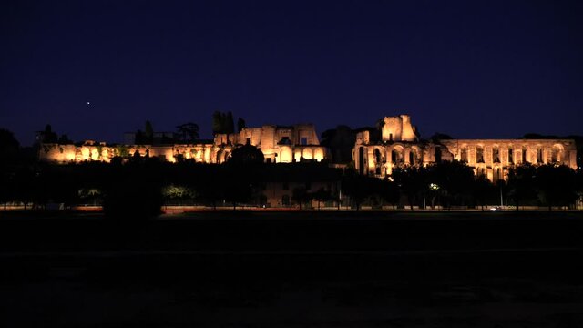 Roma di notte. Circo Massimo e colle del Palatino in timelapse.
Spettacolare vista aerea di Roma di notte illuminata dalle luci.