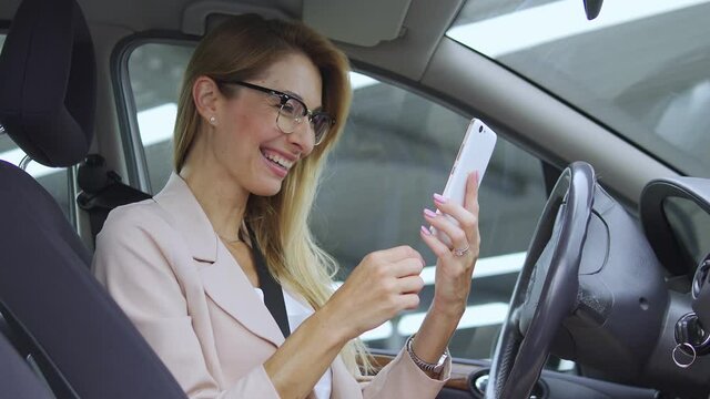 Extremely happy satisfied woman making yes, receiving message on smartphone