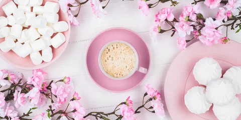 Fleecedeken met foto Kersenbloesem Romantic spring still life. Coffee cup with marshmallow in the morning for breakfast. Cherry blossom on white wooden background. Flat lay. Pastel pink card. Food background. Dessert with floral decor.  © tatyana