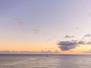 夕焼けに染まる穏やかな海