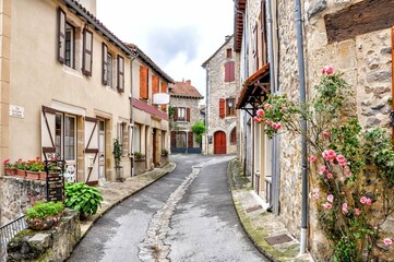 Fototapeta na wymiar Peyrosse-le-Roc is located on a pass between two beautiful green valleys. The houses were almost all built in the eighteenth century and the whole breathes a friendly southern atmosphere