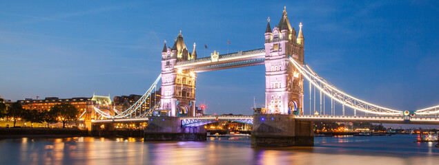 Obraz na płótnie Canvas tower bridge at night, London, UK