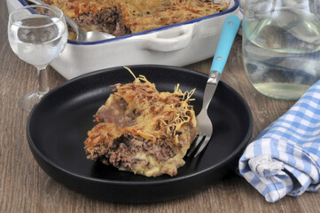 Portion de hachis parmentier dans une assiette avec une fourchette en gros plan