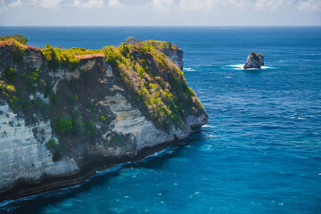 Fototapeta premium Rocky cliff and ocean at Nusa Penida, Indonesia.