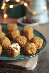 Billes de fromage de chèvre au confit d'oignon et pain d'épices