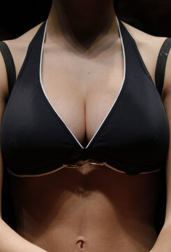 dorso de mujer con sujetador negro