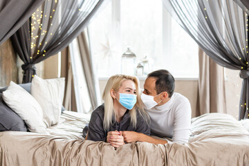 Obraz premium couple wearing medical mask to prevent coronavirus (covid-19) or another type of virus
