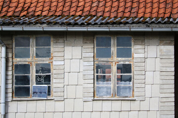 Teilansicht eines maroden , noch bewohnten, Hauses