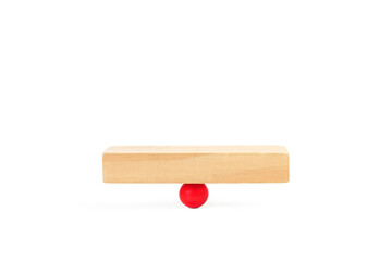 Una balanza hecha con madera sobre un fondo blanco liso y aislado. Vista sde frente. Copy space