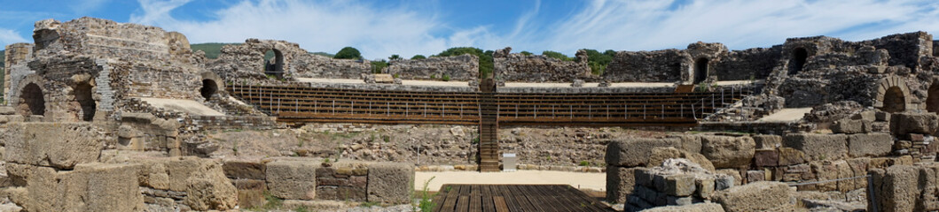 vistas del antiguo teatro romano de la antigua villa romana de baelo claudia en el parque natural del estrecho, Andalucía  - obrazy, fototapety, plakaty