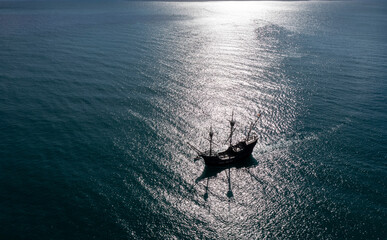 vista de la Nao Victoria navegando en mar abierto