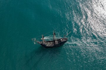 vista de la Nao Victoria navegando en mar abierto