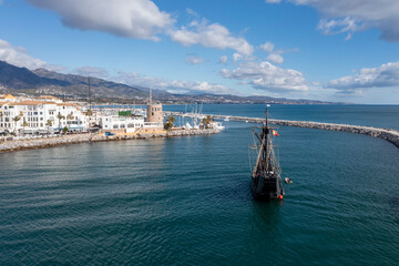 Nao Victoria entrando por la bocana de Puerto Banús, Marbella