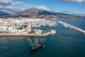 Fototapeta premium Nao Victoria entrando por la bocana de Puerto Banús, Marbella