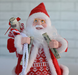 Święty Mikołaj z pieniędzmi w dłoniach - obrazy, fototapety, plakaty