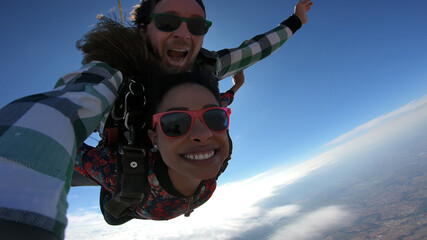 Sky dive selfie couple at the skies - 472822855