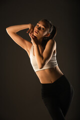 Obraz premium Posing with her hands on her face