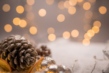 Dekoracja świąteczna z szyszką, śniegiem na pięknym bokeh tle. - obrazy, fototapety, plakaty