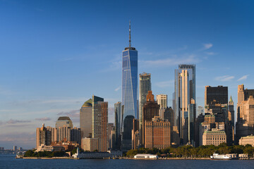 Obraz premium Skyline of Manhattan with its tall skyscraper buildings before sunrise. Visit New York, travel to America. One of the best places to see.