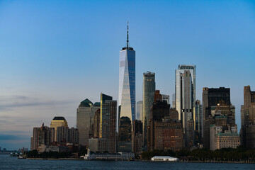 Obraz premium Evening view over Manhattan Skyline in New York. Great line of its skyscraper office buildings.