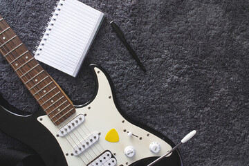 Componiendo música con guitarra eléctrica