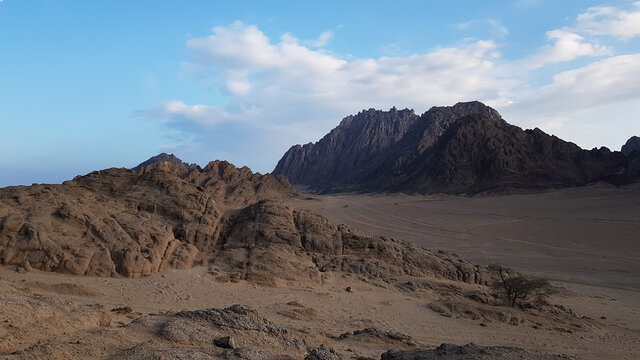 image of the desert and mountains on the Sinai Peninsula at sunset. The Sinai Desert is an attraction accessible to vacationers of all resort areas of Charm.excursion in Egypt.
