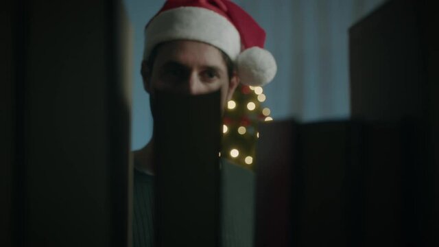 Ragazzo prende libro in libreria a Natale con cappello