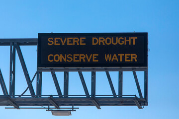 Freeway Sign Stating Severe Drought Conserve Water - obrazy, fototapety, plakaty