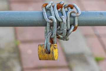 Chain Padlock Horizontal Pole