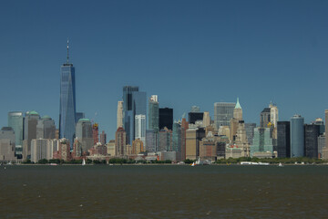 Naklejka premium New Yorck City during the day with buildings and clear skies
