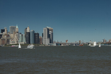 New Yorck City during the day with buildings and clear skies