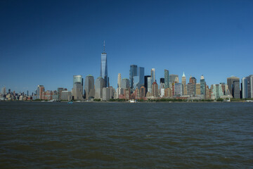 Obraz premium New Yorck City during the day with buildings and clear skies