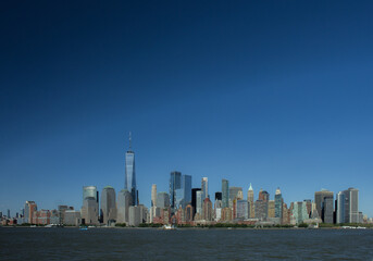 Obraz premium New Yorck City during the day with buildings and clear skies