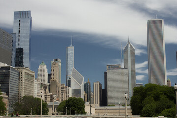 Obraz premium Street photo in Chicago with clear skies and buildings