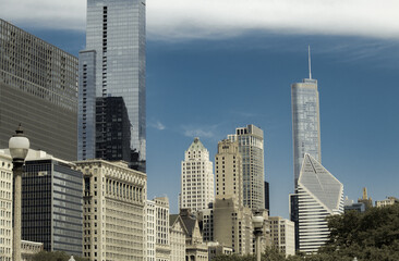 Fototapeta na wymiar Street photo of Chicago with clear skies and buildings