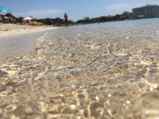 Glasklares Wasser an sommerlichem Strand