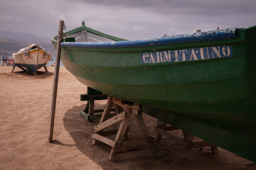 Barca encallada en la orilla de la playa
