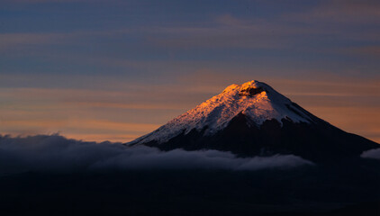 Vista del volcan Cotopaxi desde el volcan Pasochoa // 6am// Quito-Ecuador © Gabriel