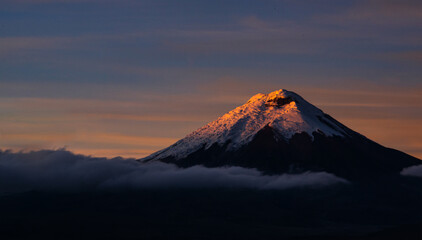 Vista del volcan Cotopaxi desde el volcan Pasochoa // 6am// Quito-Ecuador