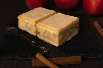 Gedeckter Apfelkuchen - dunkles Ambiente