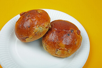 Zwei Rosinenbrötchen