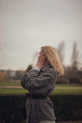 Wunderbare Schöne Frau mit Blondem Haar  und Grauen Mantel in der Winter Zeit in Berlin